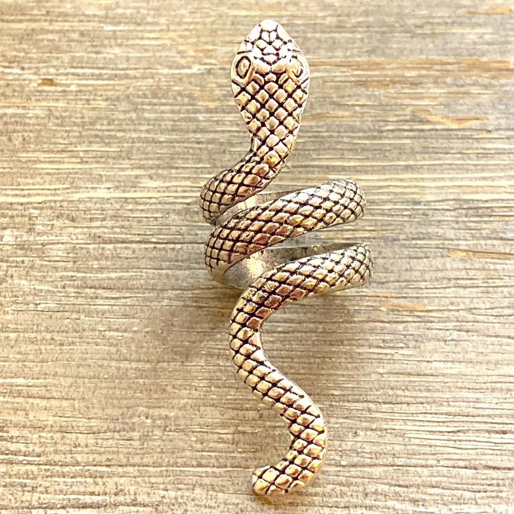 Elegant Silver Toned Snake Ring